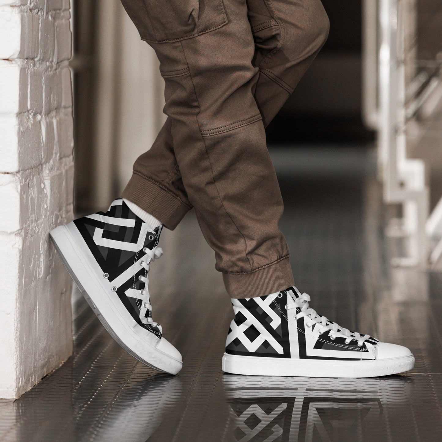 Black and White Abstract Pattern Men’s high top canvas shoes